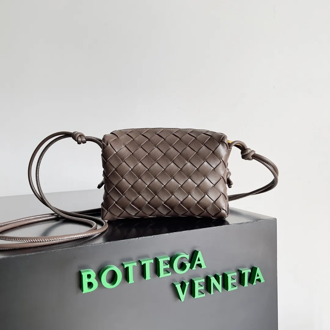 Batch 1560 New version and new color (third generation) 𝗕𝗼𝘁𝘁𝗲𝗴𝗮 𝗩𝗲𝗻𝗲𝘁𝗮———— The latest version of the loop camera bag💥 at the BV King of Cost-Effectiveness counter, large woven texture➕As always, ultra-high-quality lambskin, with zippers and adjustable drawstrings, it is especially suitable for the belly💫It can fit anything, and it is very light in weight. It is suitable for girls of all ages. Size: 17*10*6cm Style number: 723547